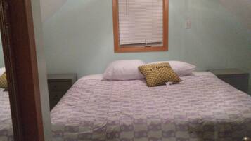 2 bedrooms, travel cot, WiFi, bed sheets