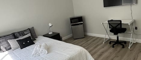 4 bedrooms, desk, iron/ironing board, free WiFi