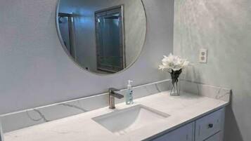 Sèche-cheveux, serviettes fournies, savon, shampoing