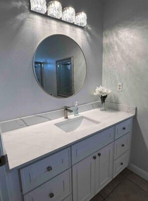 Sèche-cheveux, serviettes fournies, savon, shampoing