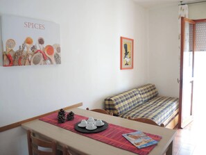 Apartment, 2 Schlafzimmer, Balkon, Stadtblick | Wohnzimmer