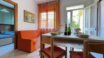 Apartment, 2 Bedrooms, Balcony | Dining room