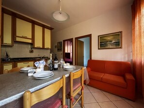 Appartement, 2 chambres, balcon | Salle à manger
