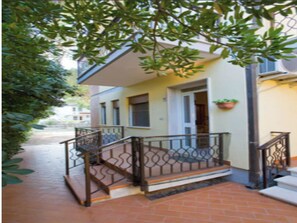 Huoneisto, 2 makuuhuonetta, parveke | Yksityiskohta ulkoa