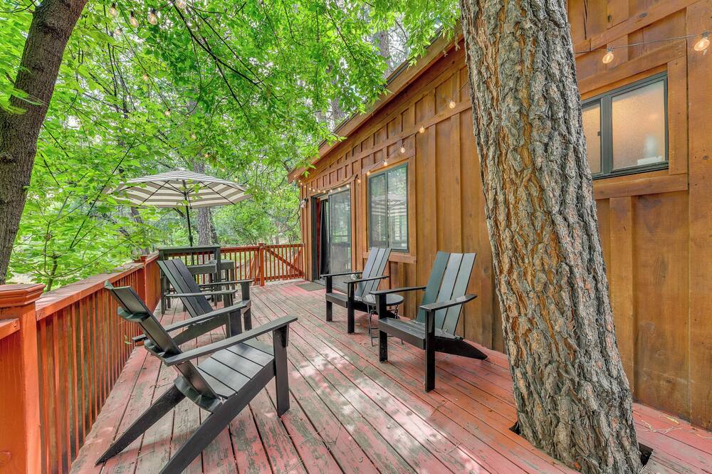 ‘Inn of the Mountain Goats’ Ruidoso Cabin w\/ Deck!
