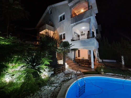 Villa Georgina With Cats