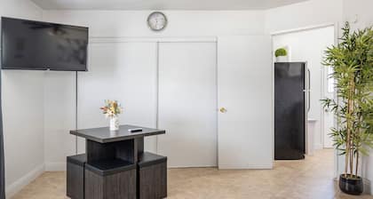 1 Bedroom 1 Bath with separate entrance & Parking