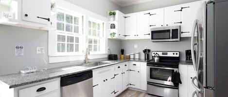 Køleskab, mikrobølgeovn, ovn, kogeplade