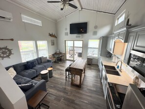 小屋 (Cabin #100) | 起居區 | 75-吋電視、數位頻道、Netflix、Hulu