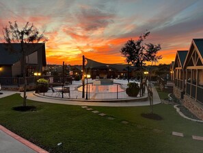 Una piscina al aire libre, cabañas de piscina gratuitas, sombrillas