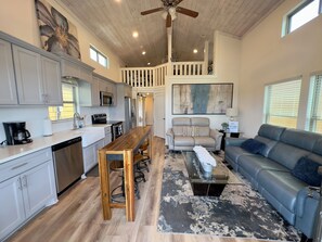 小屋 (Cabin #103) | 私人廚房 | 大型冰箱、微波爐、烤箱、爐台