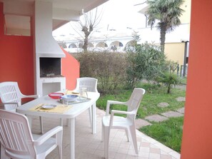 Huoneisto, 1 makuuhuone, patio, näköala puutarhaan | Terassi/patio