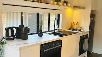 Refrigerador, microondas, horno, placa de cocina