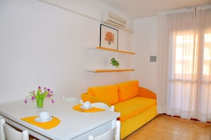 Departamento, 1 habitación, balcón, vista al océano | Sala de estar
