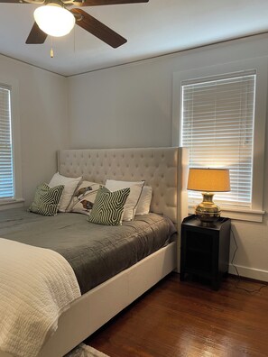 2 Schlafzimmer, Schreibtisch, Bügeleisen/Bügelbrett, WLAN