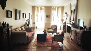 A living room with a sofa, armchairs, a coffee table, and a fireplace. - 4 Bed Villa - Sleeps 8 - Garden - Fireplace (Port-Sainte-Foy-et-Ponchapt)