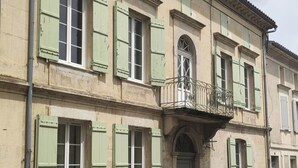 A multi-story building with green shutters, a balcony with a wrought iron railing, and a small arched window. - 4 Bed Villa - Sleeps 8 - Garden - Fireplace (Port-Sainte-Foy-et-Ponchapt)