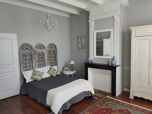 4 habitaciones, tabla de planchar con plancha, wifi y ropa de cama 