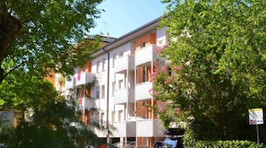 Apartamento, 2 quartos, sacada, vista para a cidade | Fachada