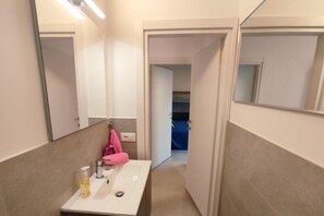 Apartment, 2 Bedrooms, Balcony, City View | Bathroom amenities