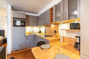 Jääkaappi, mikroaaltouuni, uuni, liesi