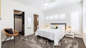 3 bedrooms, iron/ironing board, free WiFi - Escape on Wanda, 188 Soldiers Point Rd - Spectacular views, Ducted Air Con, WiFi (Salamander Bay)