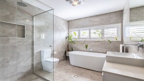 Bathtub - Escape on Wanda, 188 Soldiers Point Rd - Spectacular views, Ducted Air Con, WiFi (Salamander Bay)
