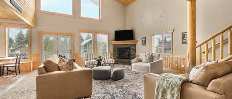 スマートテレビ、暖炉、テーブルサッカー台