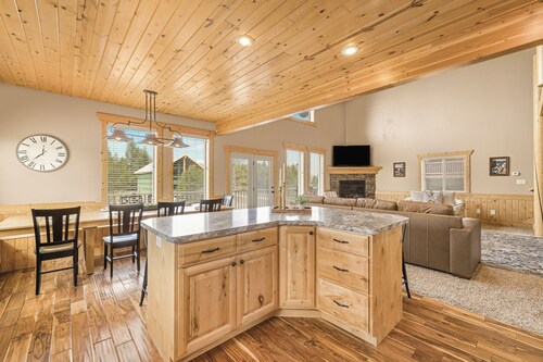Elk Ridge Retreat-25m to Yellowstone+hot tub+home theater