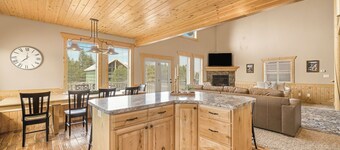 Elk Ridge Retreat-25m to Yellowstone+hot tub+home theater