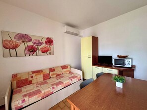 Apartamento, 2 quartos, sacada, vista para o jardim | Sala de estar