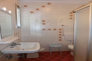 Lejlighed - 2 soveværelser - terrasse - udsigt til have | Faciliteter på badeværelset