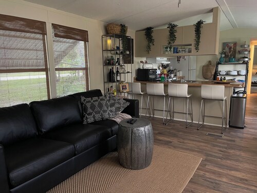 1 bedroom Cozy Cottage on the Lake with your own private dock to fish and swim!