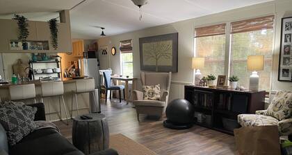 1 bedroom Cozy Cottage on the Lake with your own private dock to fish and swim!