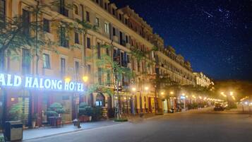 Vista frontal de la propiedad por la tarde o noche