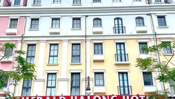 Vista frontal de la propiedad