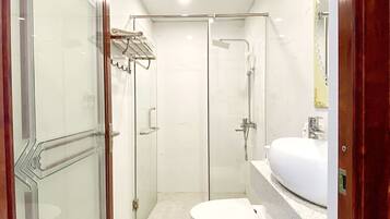 Deluxe Double Room | Bathroom | Shower, rainfall showerhead, hair dryer, slippers