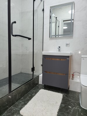 Dusche, Haartrockner, Handtücher, Seife