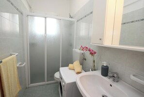 Apartment, 2 Schlafzimmer, Gartenblick | Badezimmer