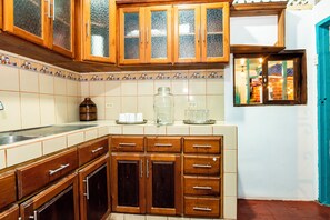 Fridge, microwave, highchair, blender - Hostal Victoria (Granada)
