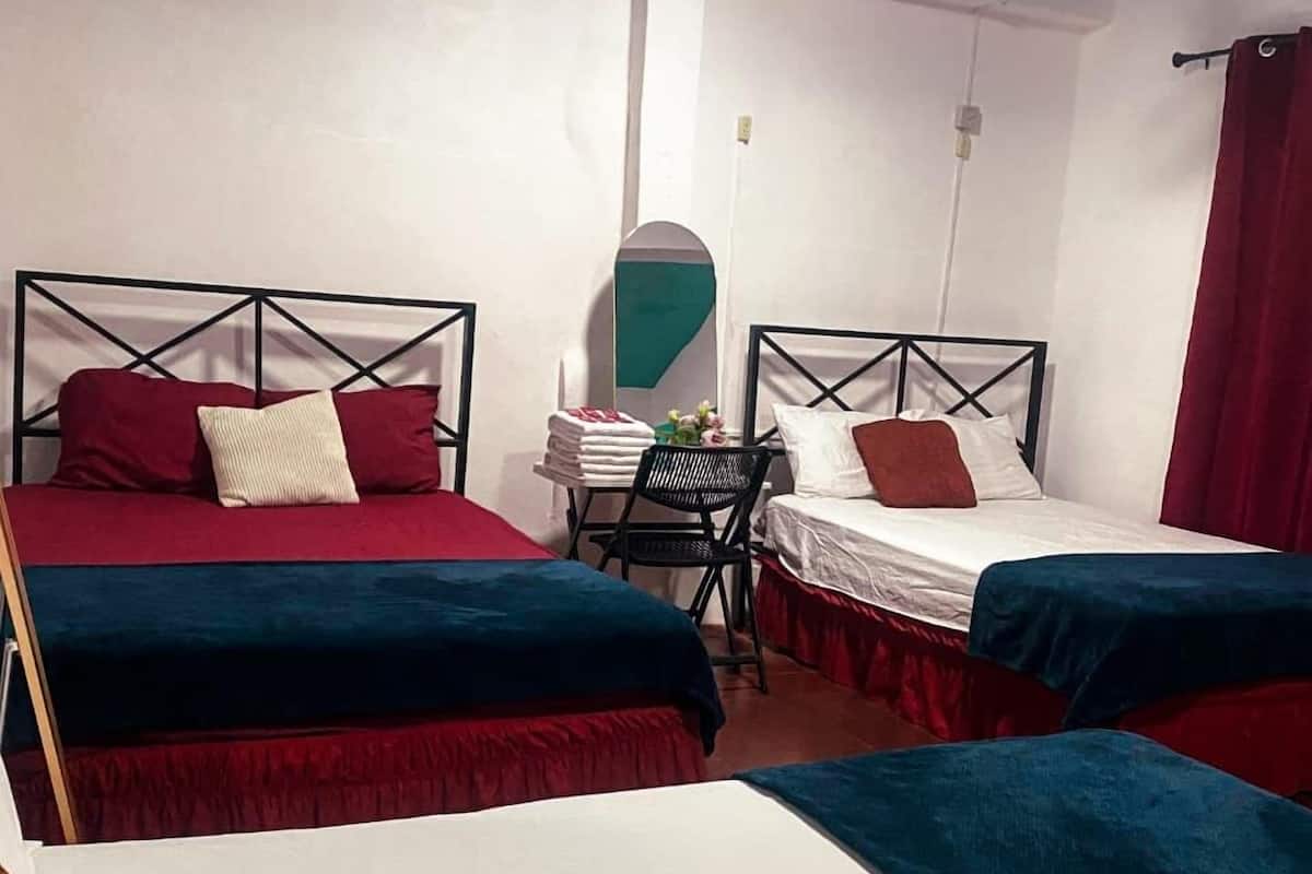 Quarto triplo básico, várias camas | Roupa de cama