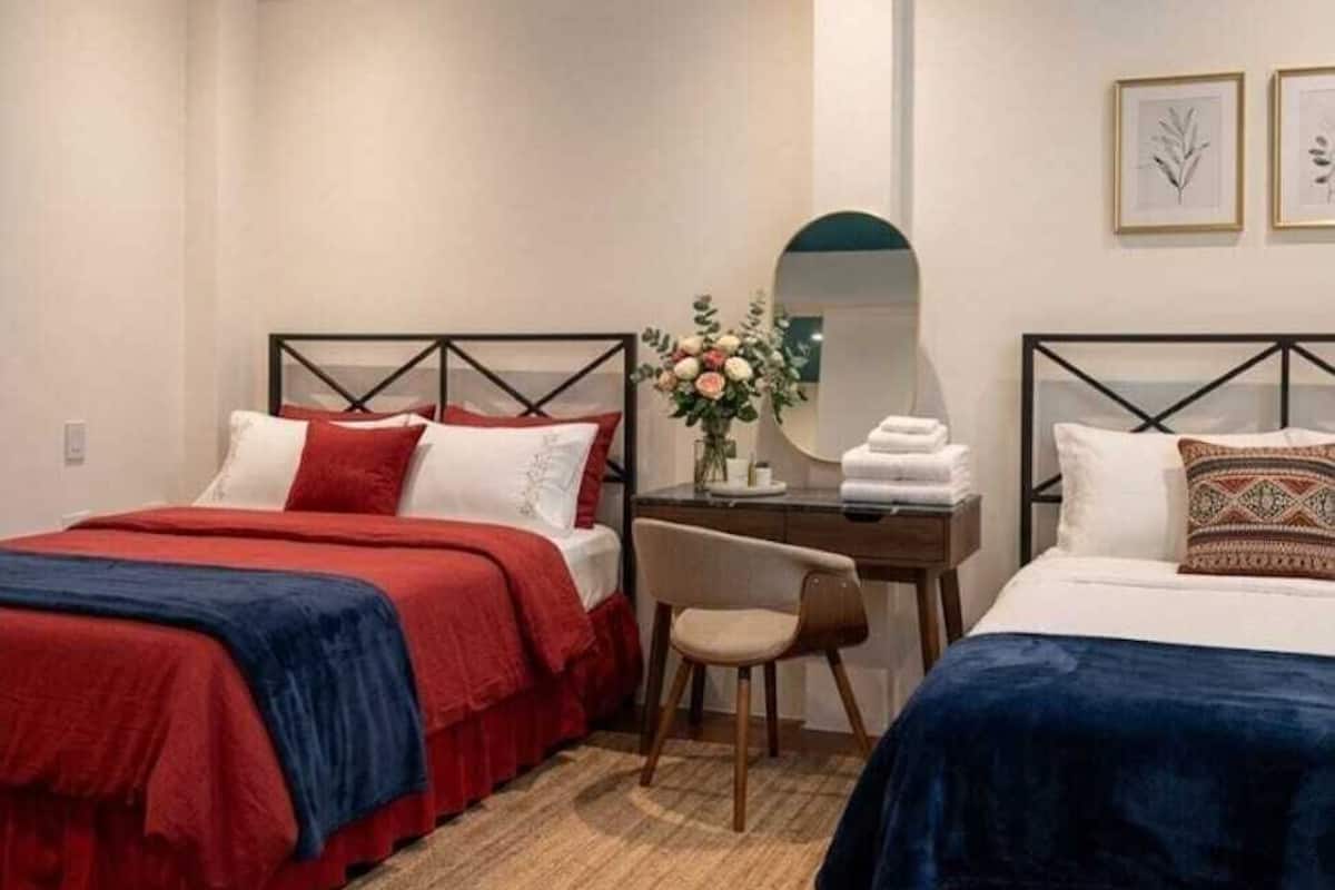 Habitación triple básica, varias camas | Ropa de cama 