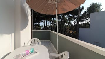 Apartemen, 3 kamar tidur, balkon, pemandangan kebun | Teras/patio