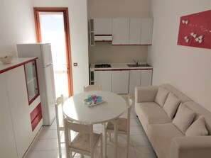 Apartment, 3 Schlafzimmer, Balkon, Gartenblick | Esszimmer