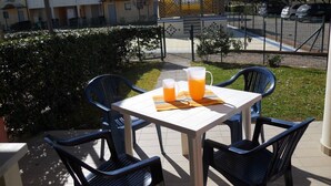 Appartement, 1 chambre, patio, vue piscine | Restauration extérieure