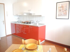 Apartment, 1 Bedroom, Balcony, Ocean View | Dining room