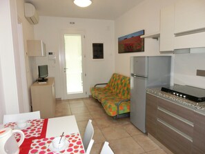 Lejlighed - 2 soveværelser - terrasse - udsigt til have | Spisestue