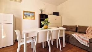 Apartment, 2 Schlafzimmer, Gartenblick | Esszimmer