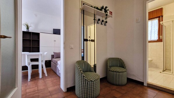 Lejlighed - 2 soveværelser - terrasse - udsigt til have | Stue