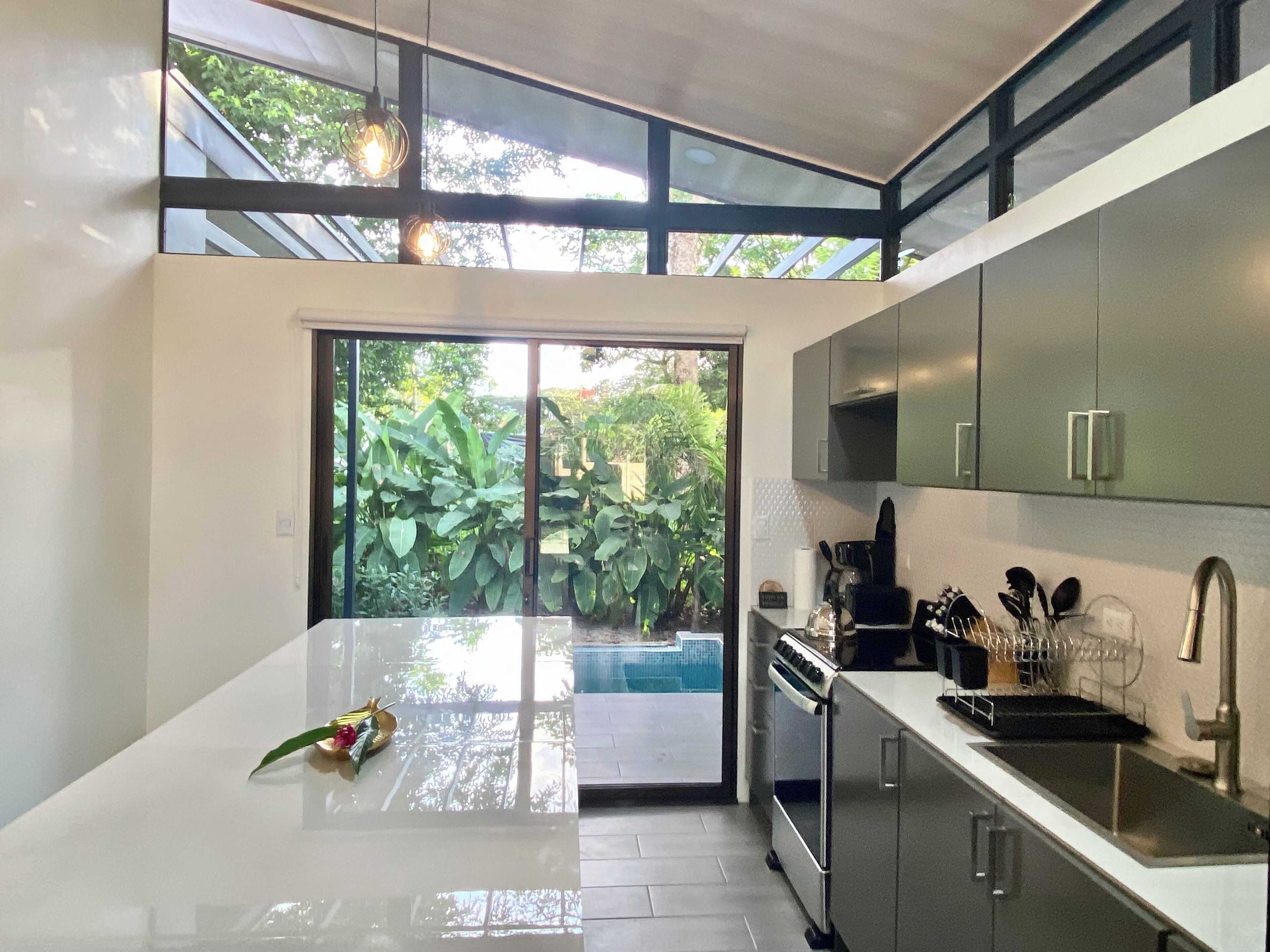 Refrigerador, microondas, cafetera y tetera y tetera eléctrica 